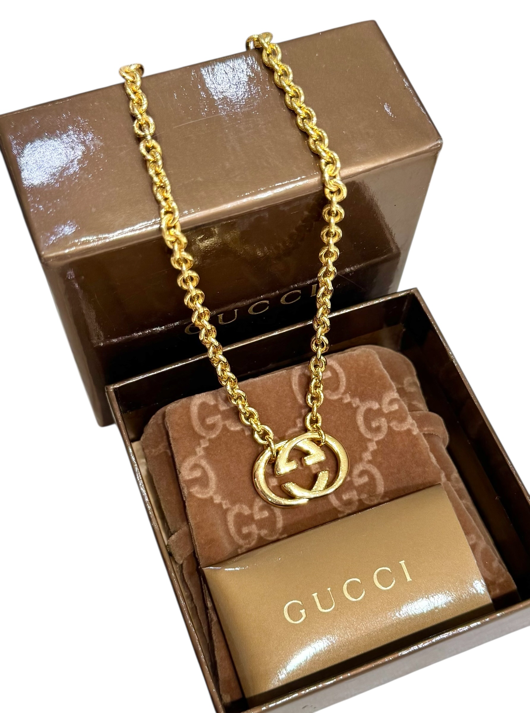 GUCCI שרשרת ותליון מוזהבים מבית האופנה האייקוני GUCCI